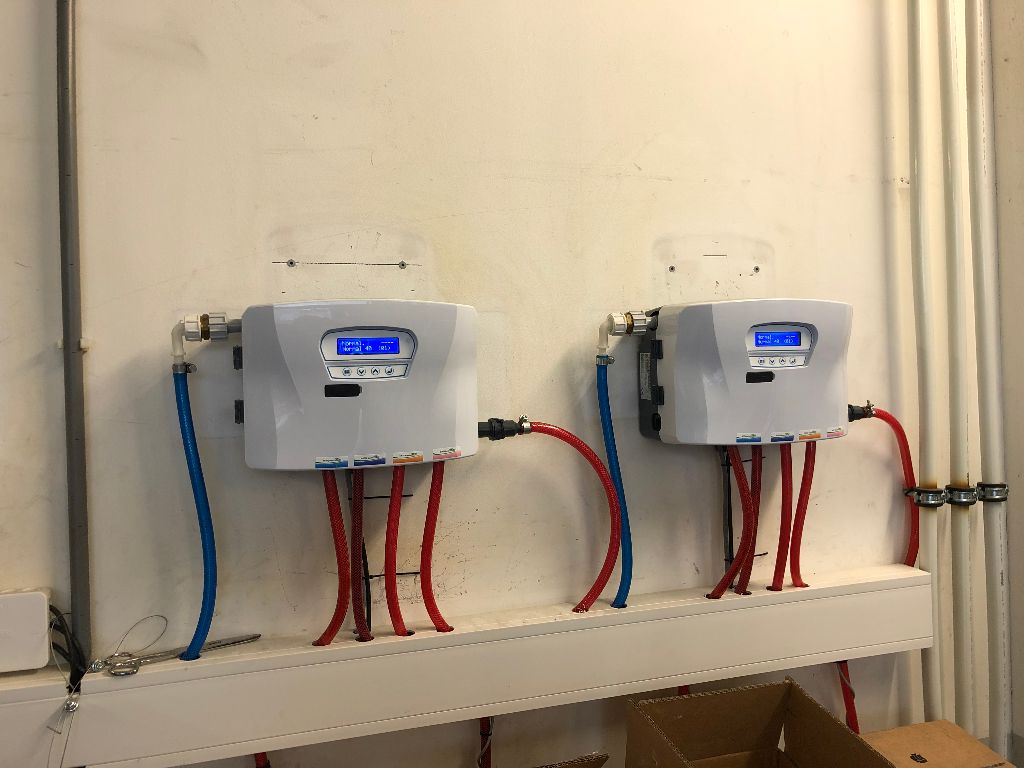 Installatie 2x doseerunits linnenwas